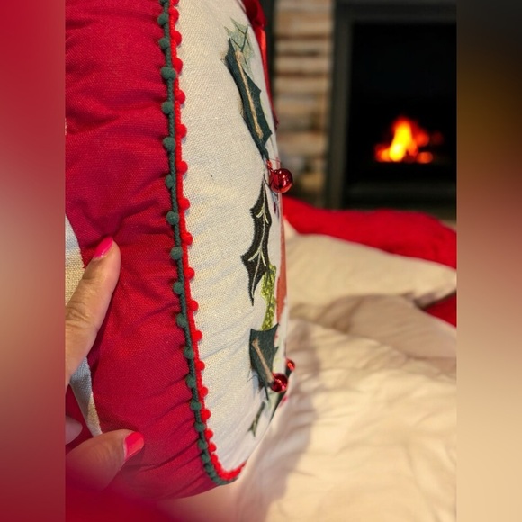 Round Happy Holiday Throw Pillow Linen St Nicholas Square® Red Bells Red Bow NWT - Picture 3 of 10